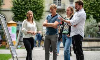 Eine Gruppe im Innenhof des Berner Generationenhaus.