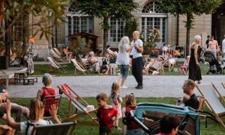 Leute verweilen im sommerlichen Innenhof